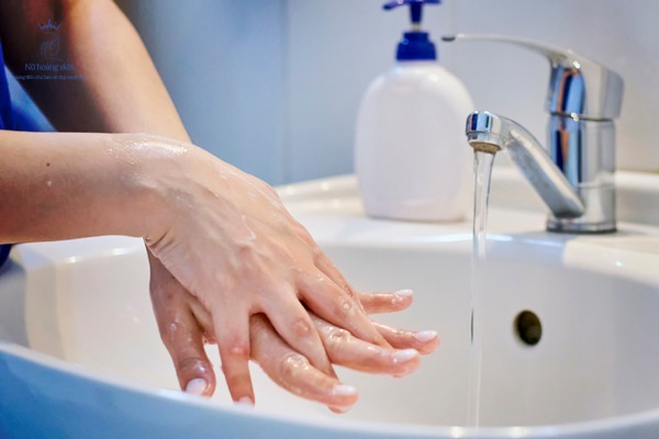 Hãy đảm bảo rằng tay bạn đã được rửa sạch bằng nước rửa tay