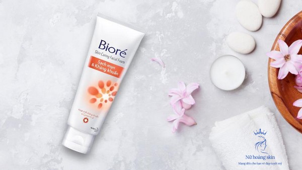 Sữa rửa mặt Bioré Skin Care Facial Foam Scrub-in màu hồng là sản phẩm được thiết kế đặc biệt để làm sạch dịu nhẹ với công nghệ thanh lọc da SPT