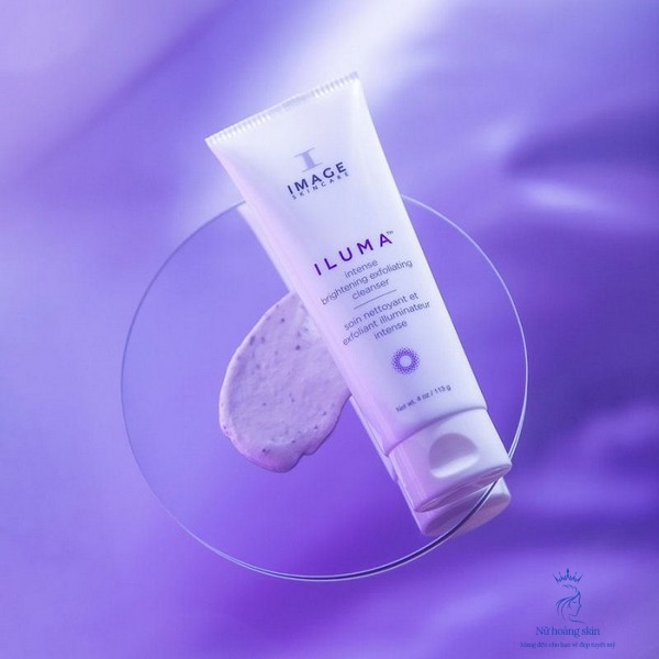 Iluma Intense Brightening Exfoliating Cleanser không chỉ giúp làm sạch sâu trong lỗ chân lông mà còn bổ sung các dưỡng chất giúp phục hồi, làm trắng