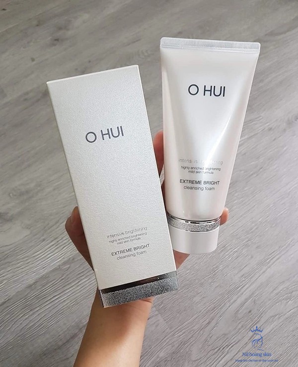 Sữa rửa mặt Ohui The First Geniture Foam Cleanser là sản phẩm thuộc dòng tái sinh da The First của thương hiệu Ohui.