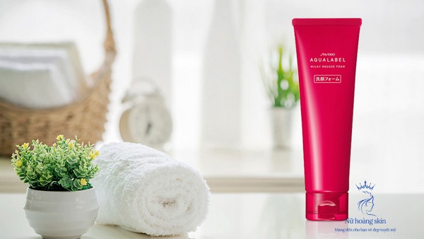 Sữa rửa mặt Shiseido Clarifying Cleansing Foam được đóng gói trong ống màu kem với nắp đỏ