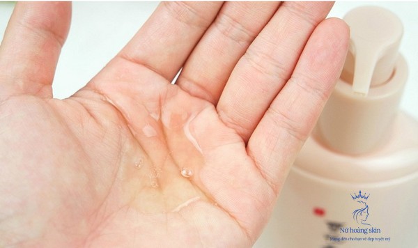 Sulwhasoo Gentle Cleansing Foam có kết cấu dạng gel lỏng, không tạo quá nhiều bọt khi sử dụng.