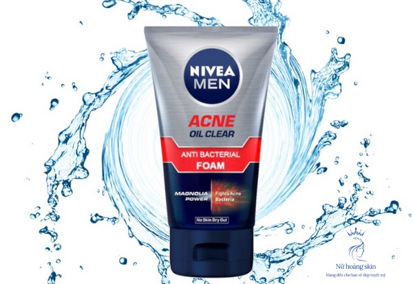Sữa Rửa Mặt Nivea Men Anti Acne Facial Foam khi mới lấy ra có màu đặc, xám.